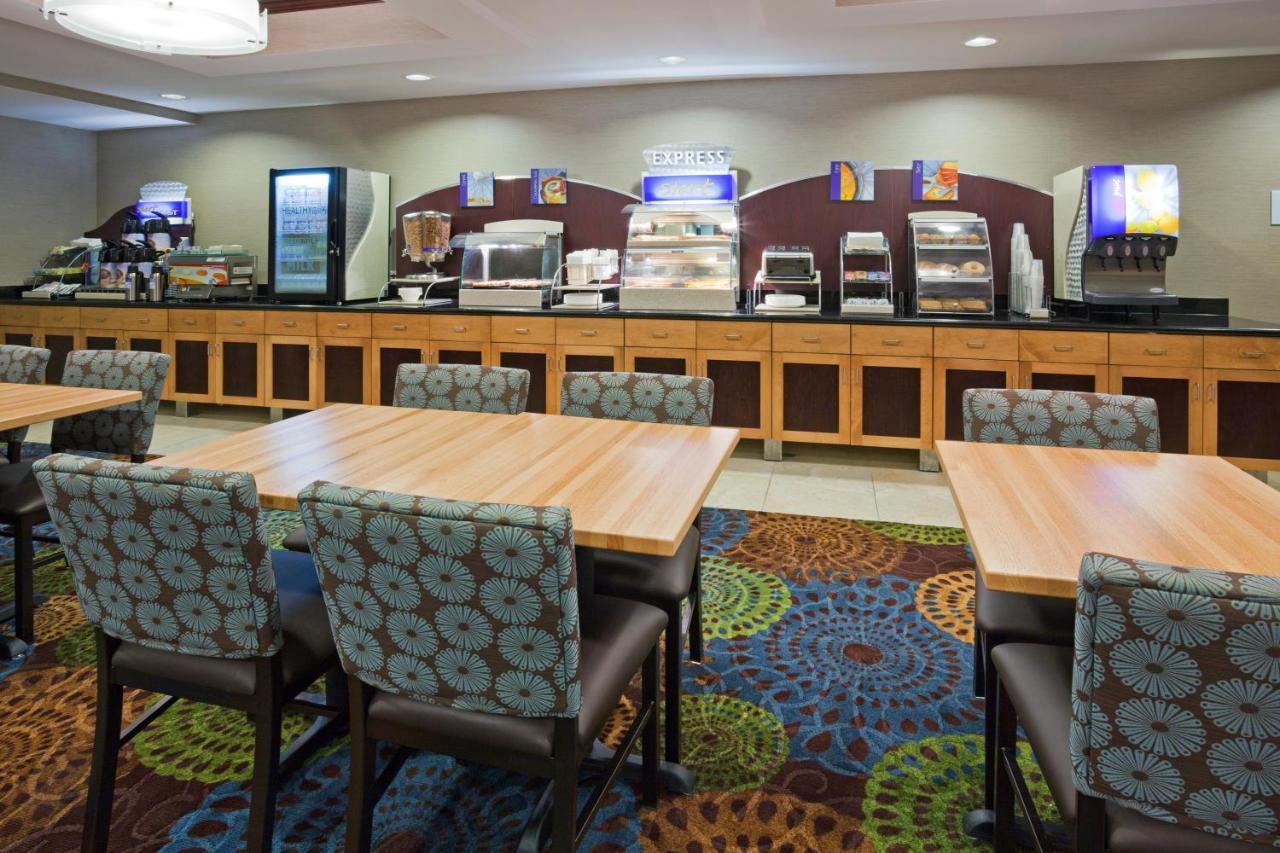 Holiday Inn Express And Suites Rochester West-Medical Center By Ihg Екстериор снимка
