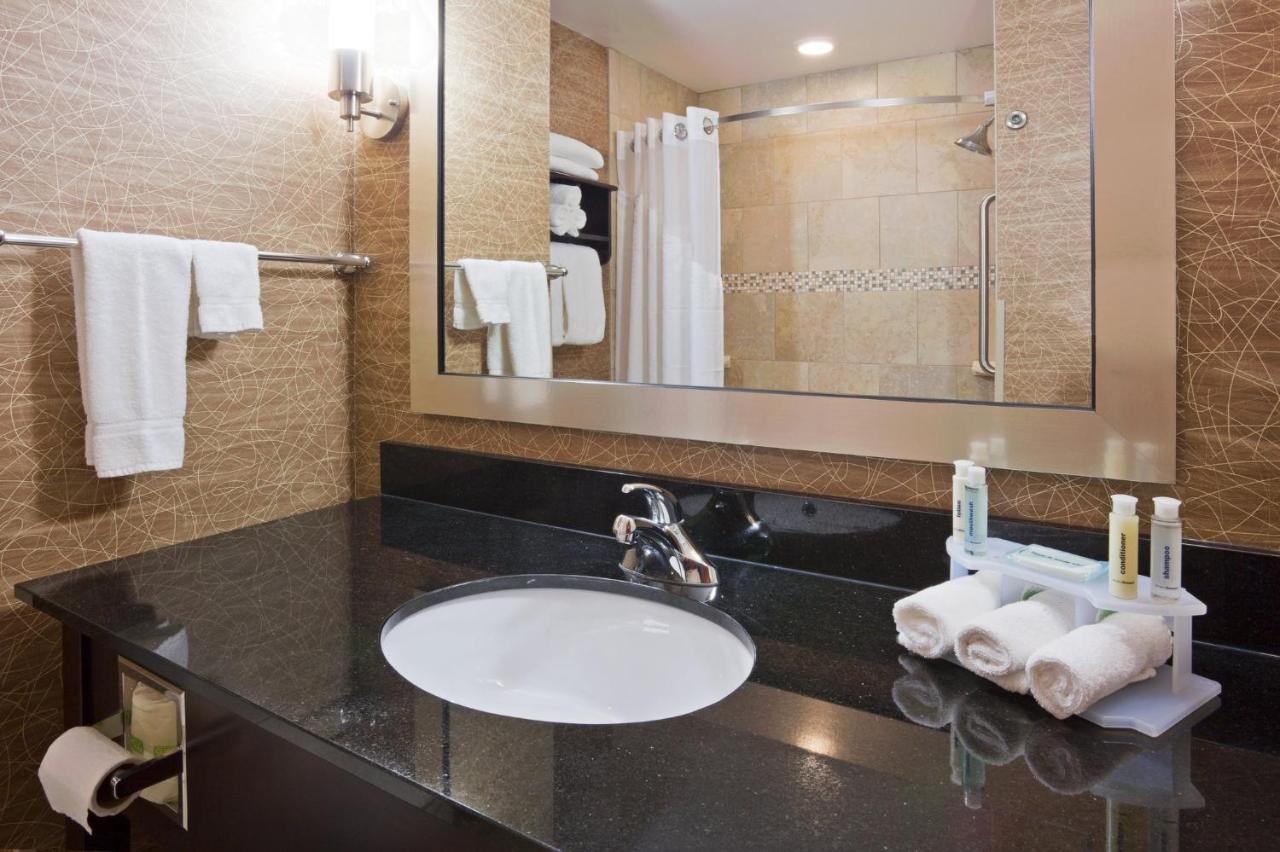 Holiday Inn Express And Suites Rochester West-Medical Center By Ihg Екстериор снимка